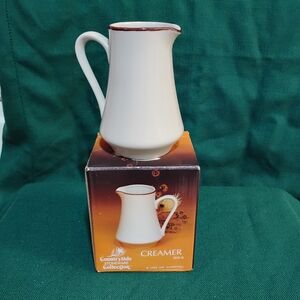 NWOT- Vintage Countryside Stoneware Creamer